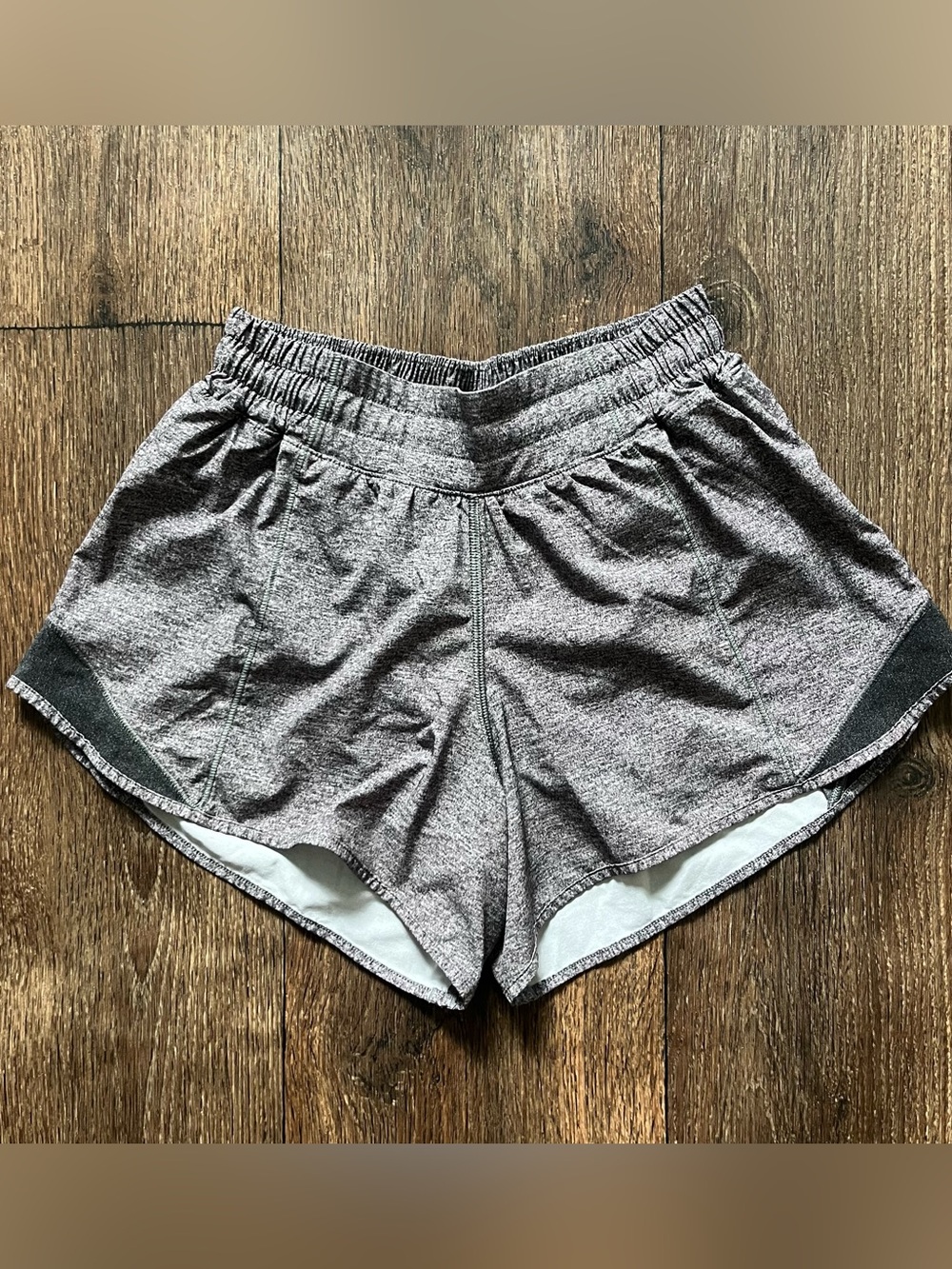 Lululemon Athletica hotty hot W7ATL hotty hot 4” gray lined athletic shorts 4